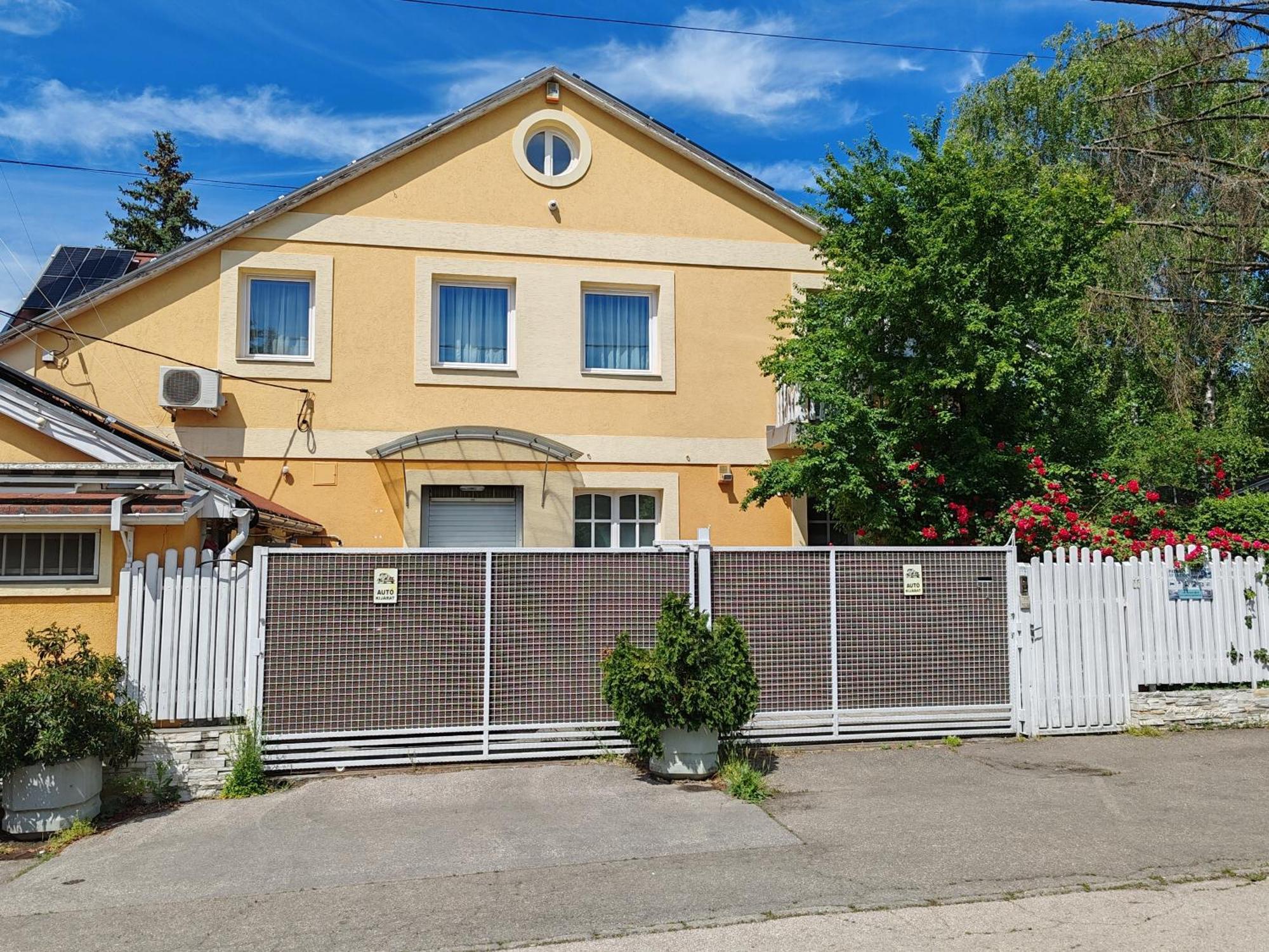 Apartment Patricia With Garden Будапеща Екстериор снимка